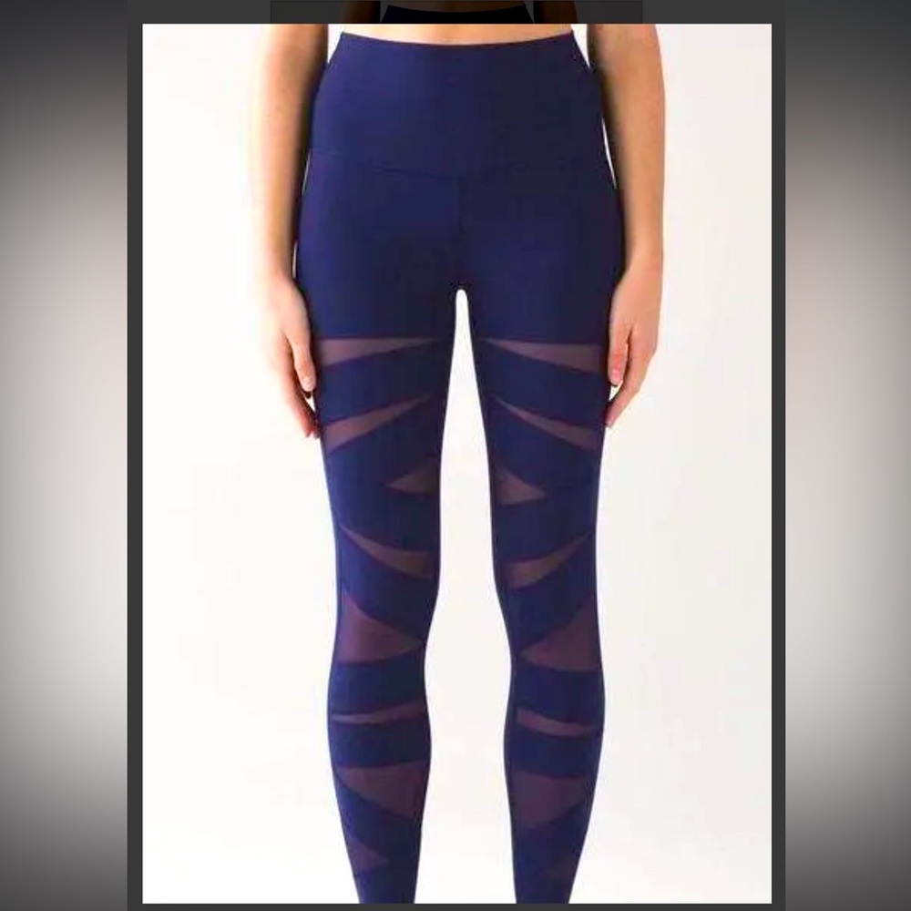 Lululemon  Wunder Under Pant (Hi-Rise) (Tech Mesh) Hero Blue 2
SIZE 6